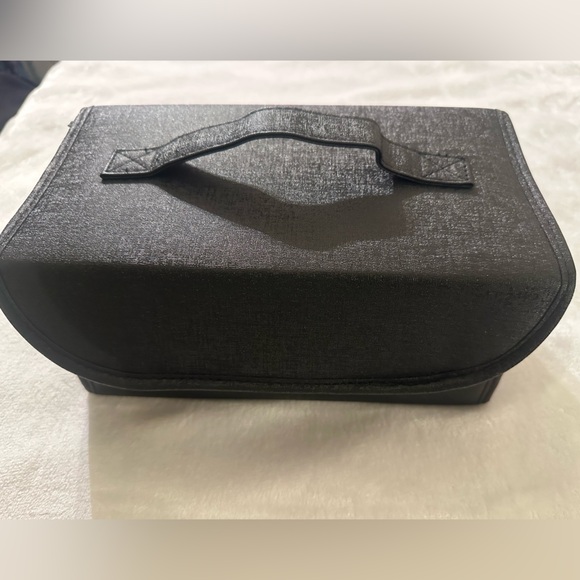 Von Maur hanging toiletry bag. Folds up - Picture 2 of 9